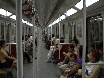 metro in hong kong zeeeeer schoon